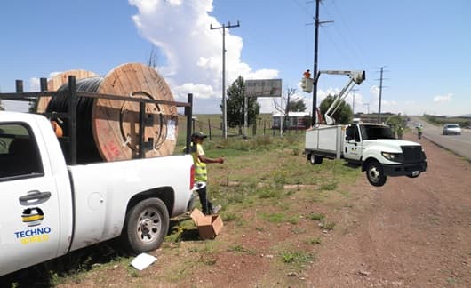 Construcción aérea de fibra óptica